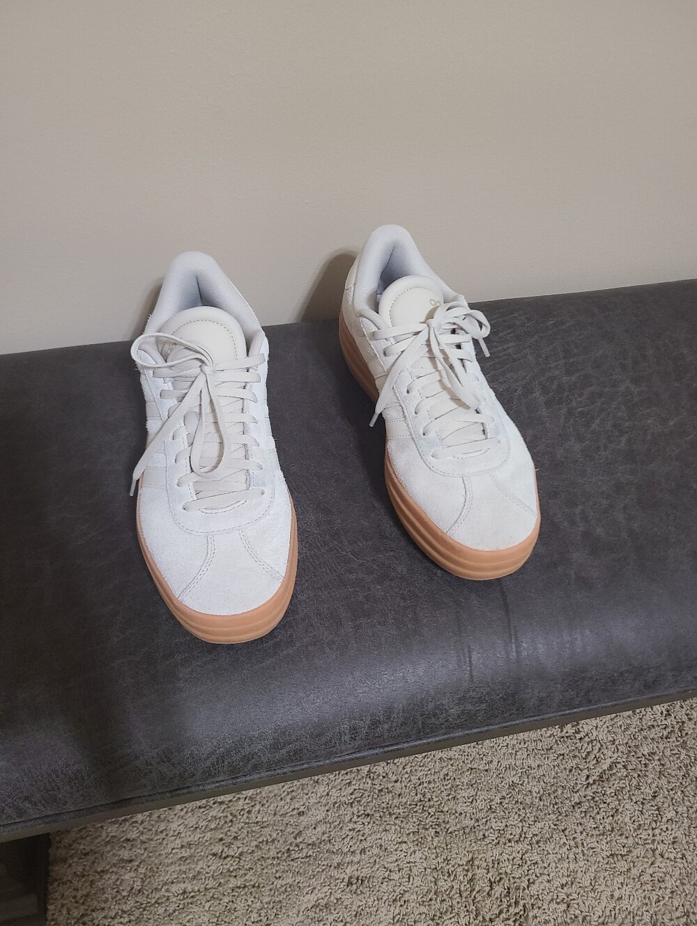 Casual Women’s Adidas Low-Top Sneakers in Off-White with Gum Sole